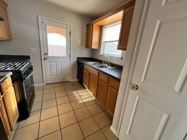 Foto del edificio - PRICED TO RENT QUICKLY !!