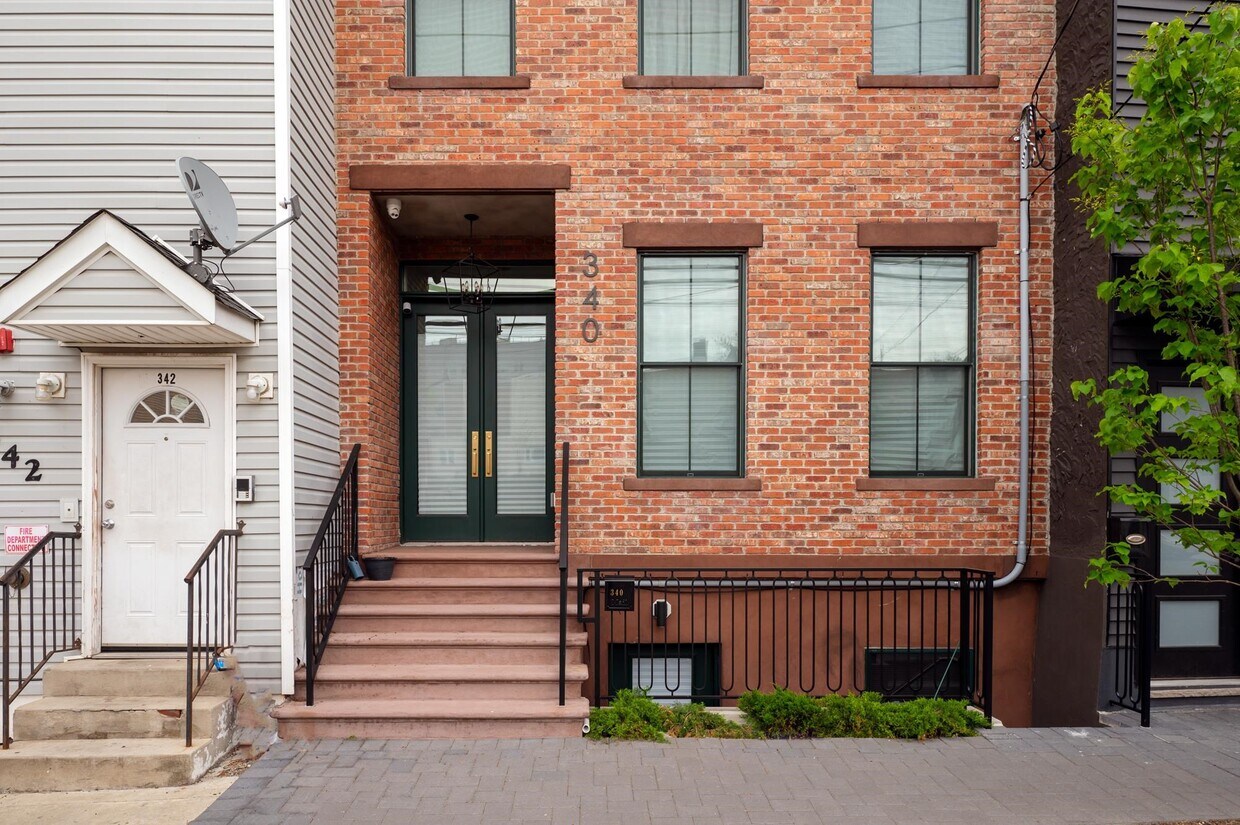 Primary Photo - 340 Randolph Ave