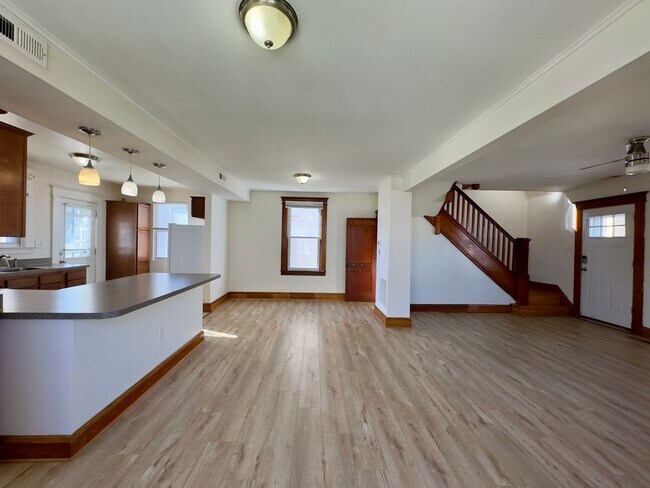 Foto del edificio - Fantastic 3-Bedroom Overlea Home with Open-Floor Plan!