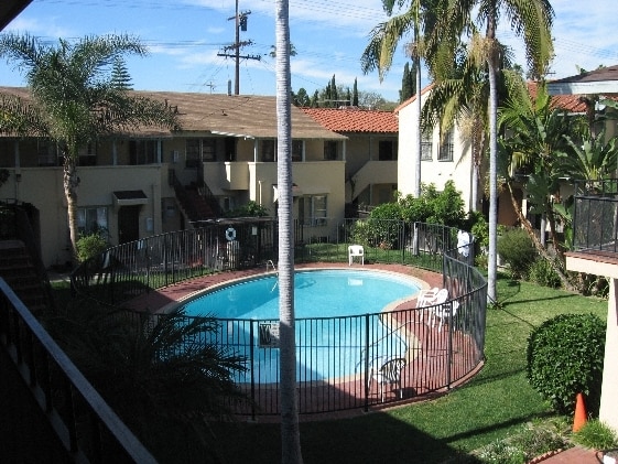Foto de la piscina - 7129-7135 Stafford Ave