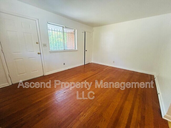 Building Photo - 2512 Laura St