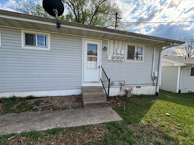 Building Photo - 1 bedroom 1 bath duplex available now
