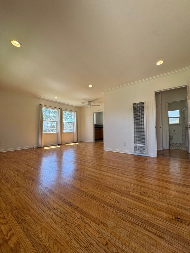 Foto del edificio - Modern 2-Bedroom Apartment in Prime West LA Location