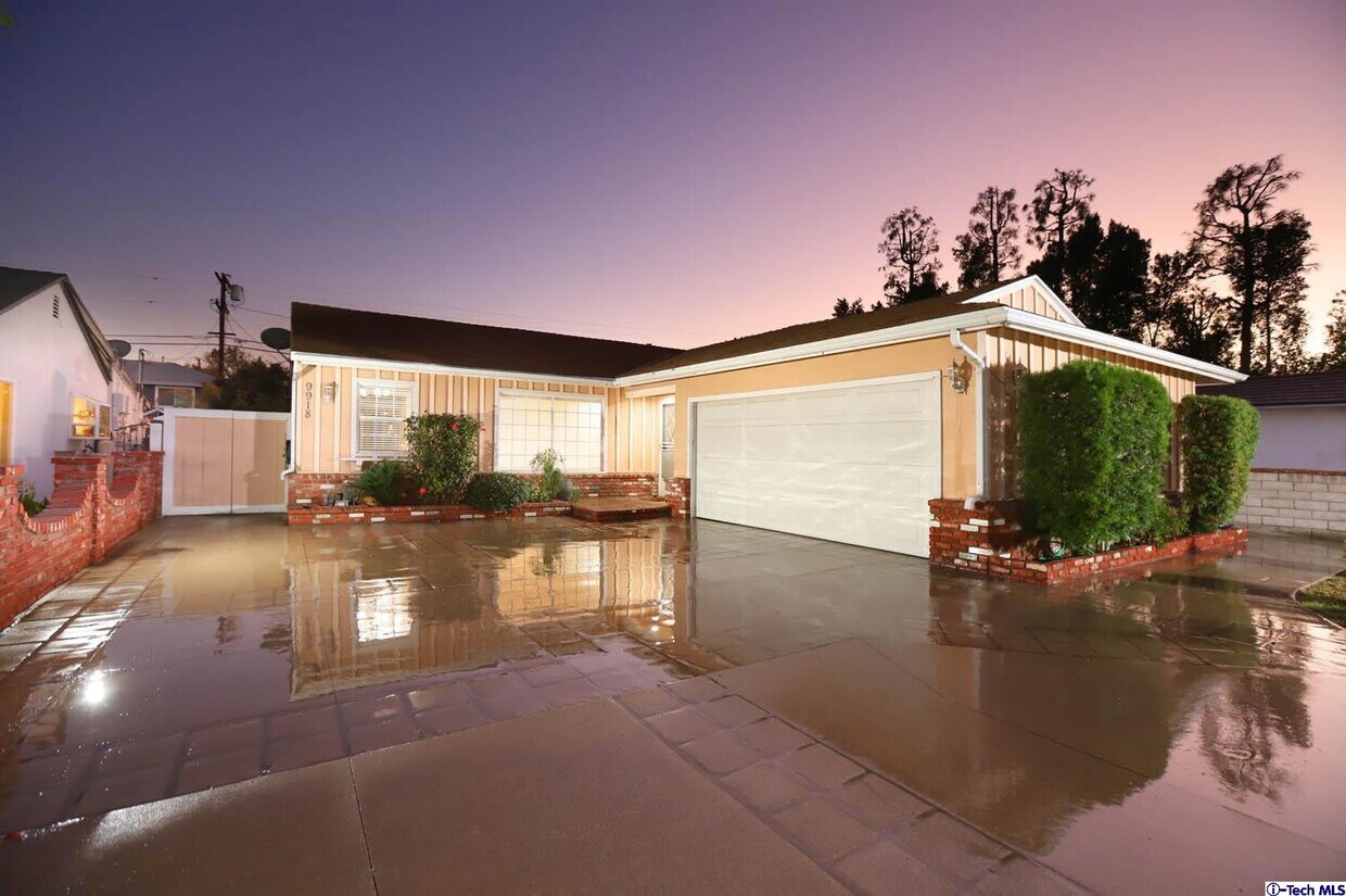 Foto principal - 9918 Covello St
