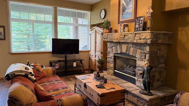 Building Photo - 6 MONTH WINTER RENTAL 3BD 4BA RIVERFRONT T...