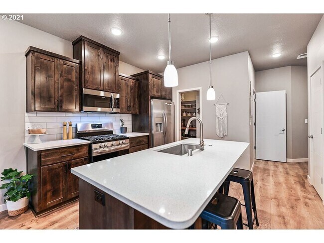 Foto del edificio - Stunning Modern Townhome with Sleek Finish...