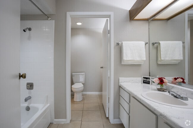 2 habitaciones, 2 baños - 130 m² - Segundo baño - Golden Village Townhomes