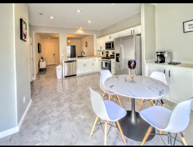 Foto del edificio - 7583 Redwood Point St