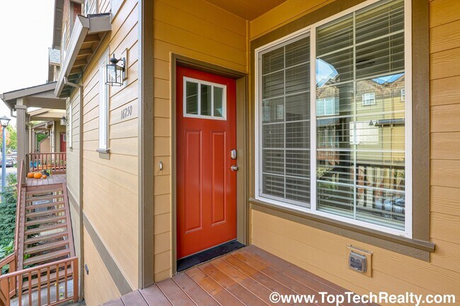 Building Photo - Charming 3 BD* 2.5 BA* Townhome! Excellent...