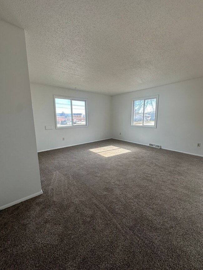 Building Photo - 2 bedroom 1 bathroom