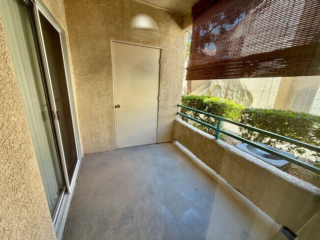 Building Photo - Spectacular condo in the heart of Green Valley