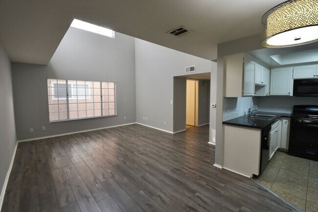 Foto del edificio - 5328 Riverton Ave