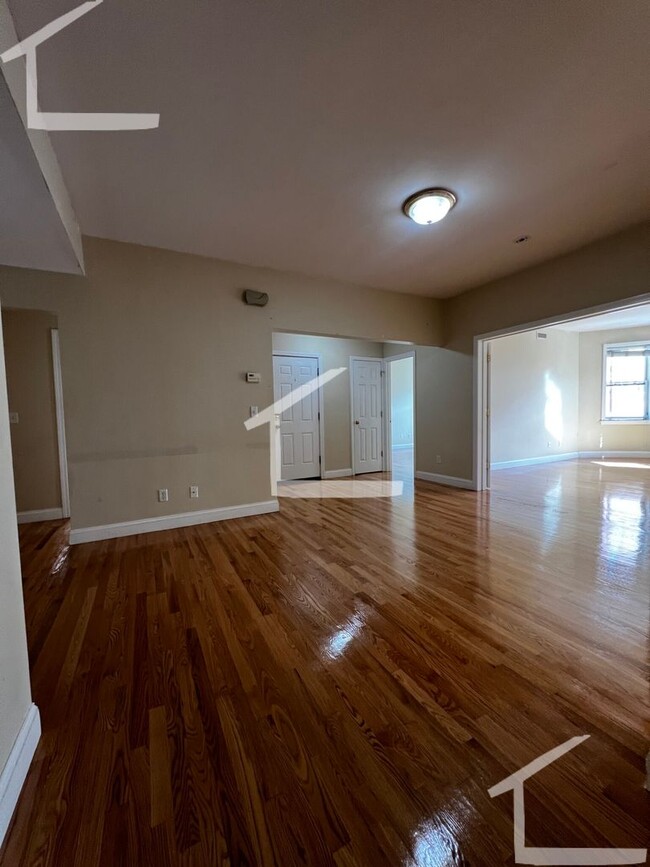 Building Photo - Massive Apt in Desirable Location for BU s...