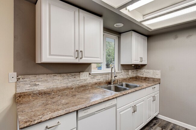Foto del edificio - Welcome to this 3 Bed 2 Bath Home Close To...