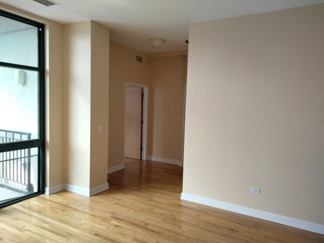 Building Photo - 221 E Cullerton St