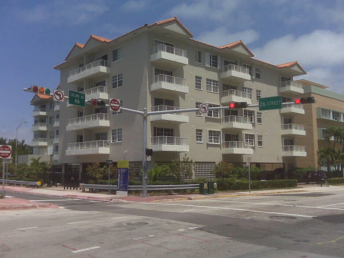 Vista exterior del edificio - 2600 Collins Ave