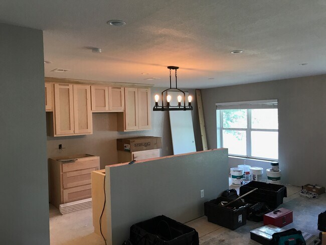 ¡Foto de la remodelación en progreso! Esta casa contará con un amplio espacio familiar con la cocina completamente nueva con vista a la sala familiar. ¡Además, incluye una barra de desayuno! - 6520 Finch