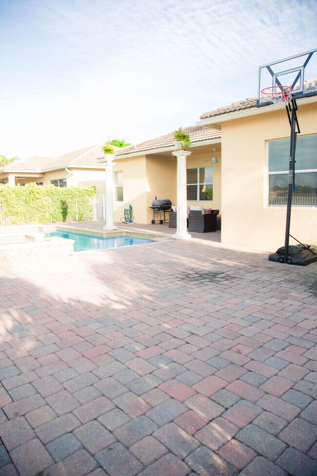 Building Photo - 6140 Santa Margarito Dr