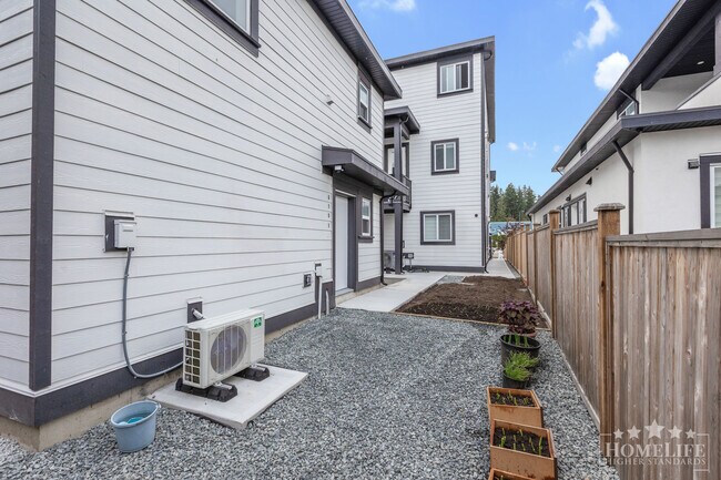 Photo du bâtiment - Brand New 2 Bedroom + 1.5 Bathroom Garden Suite in Fleetwood, Surrey