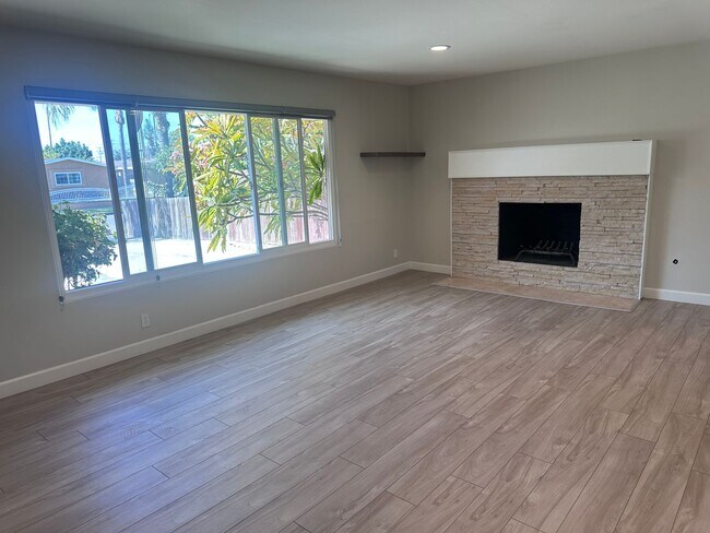 Building Photo - BACK ON MARKET - 3 bed 2 bath fully remode...