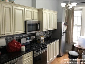 Building Photo - 686 Parker St