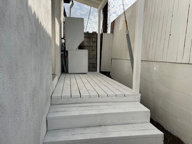 Foto del edificio - 4 Bed 2 Bath in Echo Park with Back Patio
