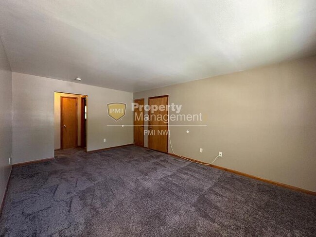 Building Photo - 2591 Parkview St