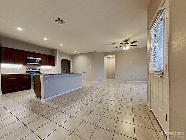 Foto del edificio - 1308 Basswood Ln