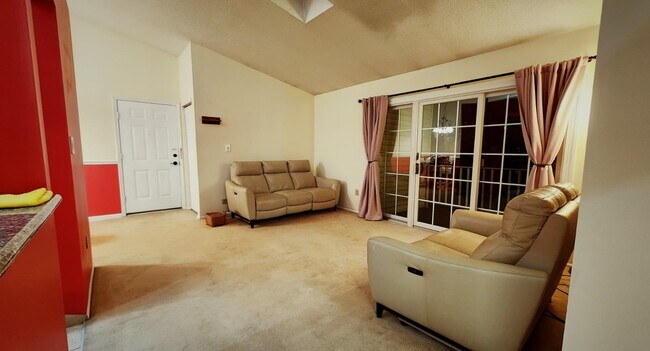 Foto del edificio - 2102 Doolittle Dr