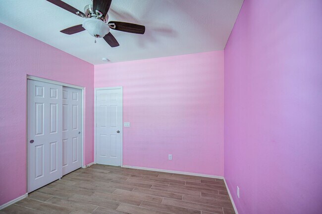 Foto del edificio - 6826 W Charter Oak Rd
