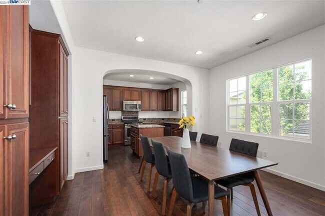 Foto del edificio - 7506 Stoneleaf Rd