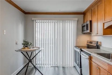 Kitchen - 7 Woodland Ave