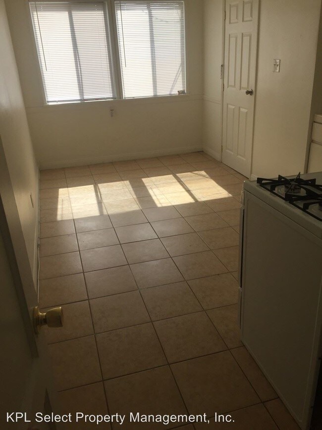 Building Photo - 870 S Gramercy Pl
