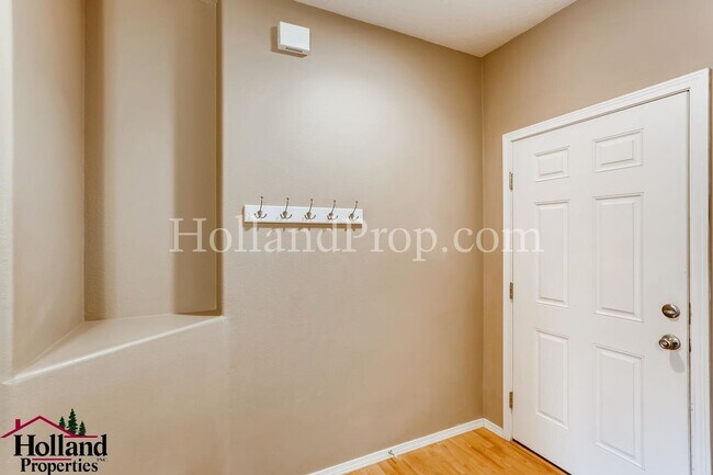 Building Photo - Spacious 3-Bedroom Townhouse with Modern C...