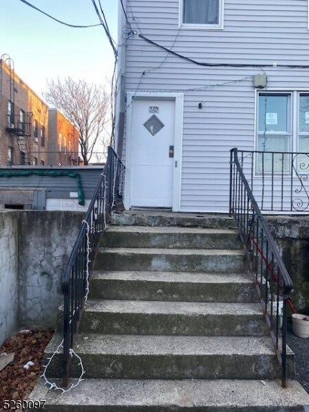 Primary Photo - 349 Oak St
