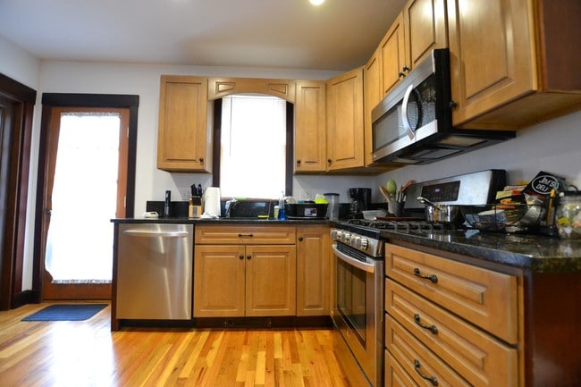 Building Photo - 24 Saybrook St