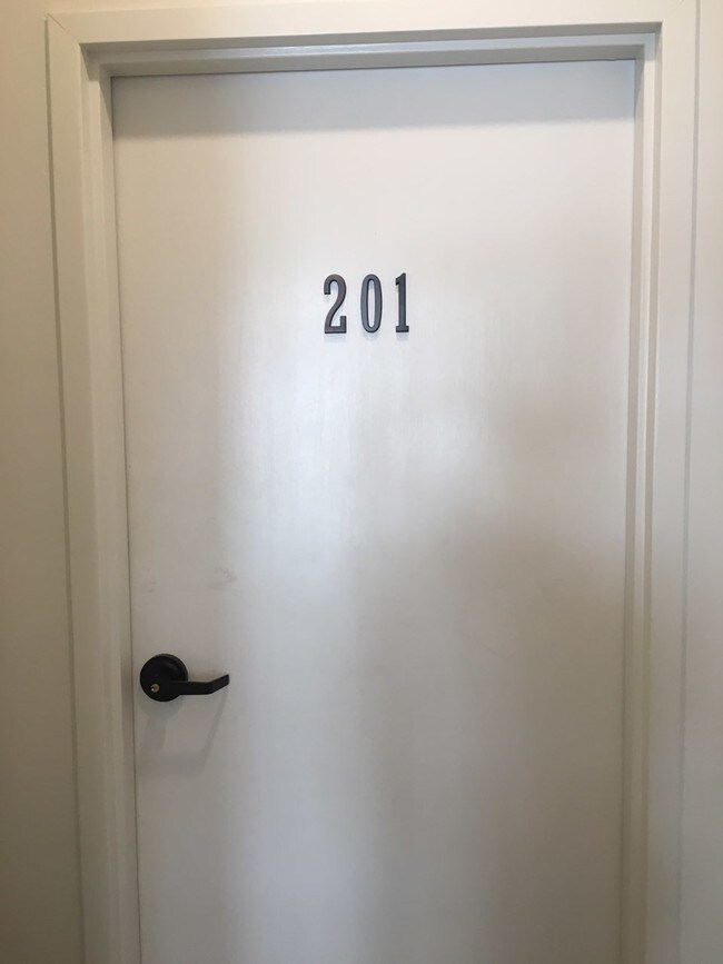 Pasillo que conduce a la puerta del apartamento. - 511 Toulouse St