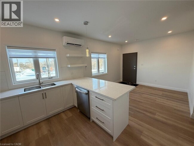 Building Photo - 137 Whitley St