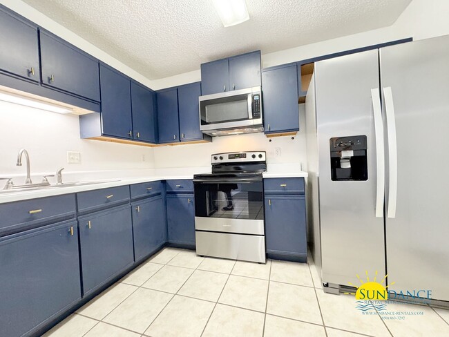 Building Photo - 4 Bedrooms plus bonus loft and 3 full bath...