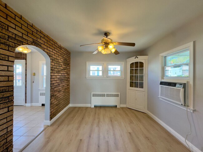 Foto del edificio - Charming 3 Bedroom/2 Bathroom Home with Large Backyard in Arbutus, MD!