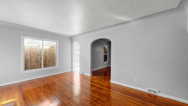 Foto del edificio - 5075 Eastlawn St