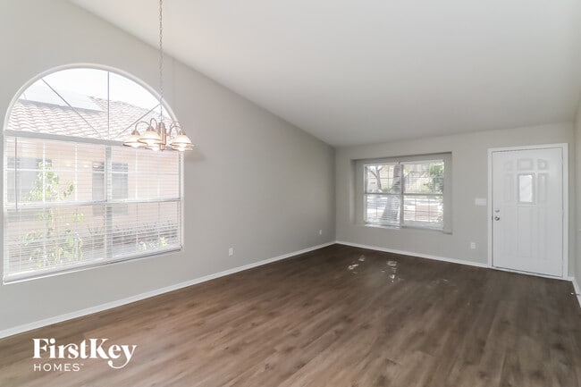 Building Photo - 1214 E Grovers Ave