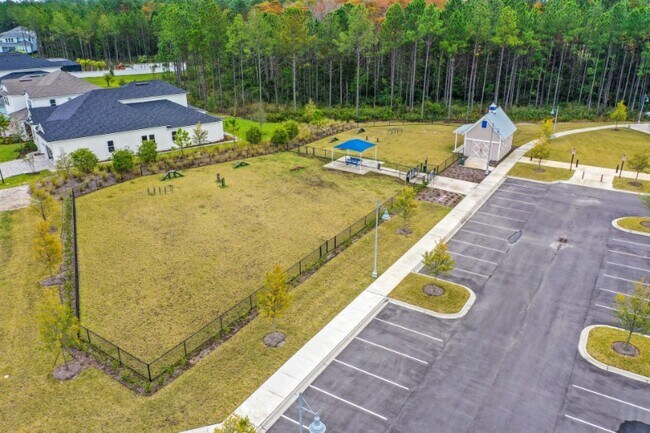Foto del edificio - 270 Brandon Lakes Dr