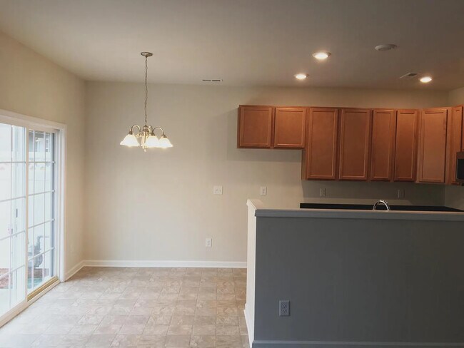 Foto del edificio - Room in Townhome on Simril Ct