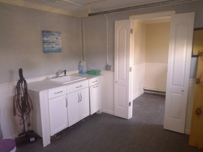Laundry room - 622 1st Ave