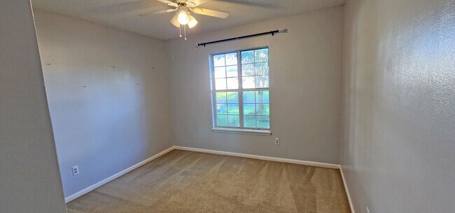 Foto del edificio - Beautiful three bedroom two bath home loca...