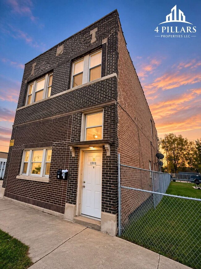 Building Photo - 1311 E Columbus Dr