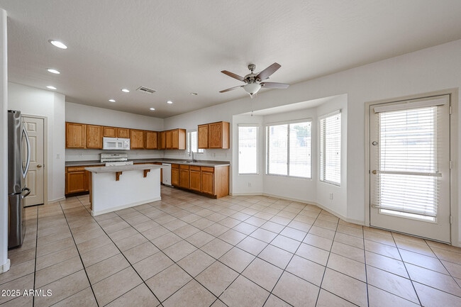 Building Photo - 17435 W Saguaro Ln