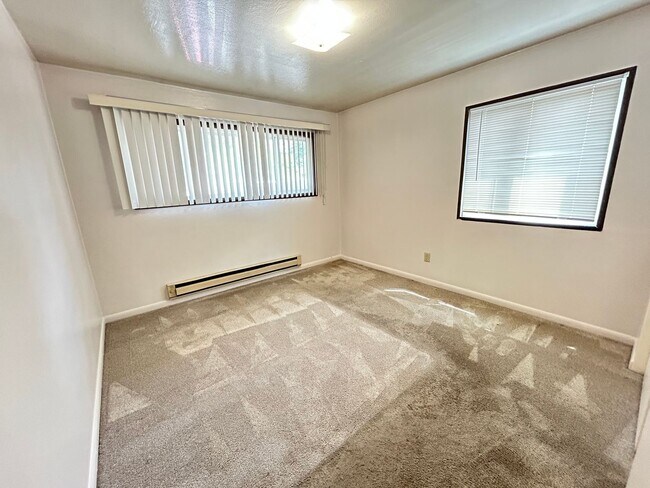 Foto del edificio - 758 Woodford Ave N
