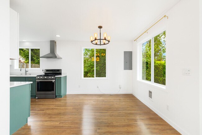 Building Photo - Kirkland Rambler 2 Bedroom Plus Gorgeous L...